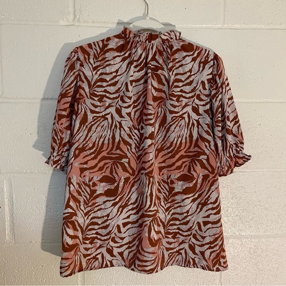 Entro Animal Print Puff Sleeve Top Size M - Picture 2 of 5